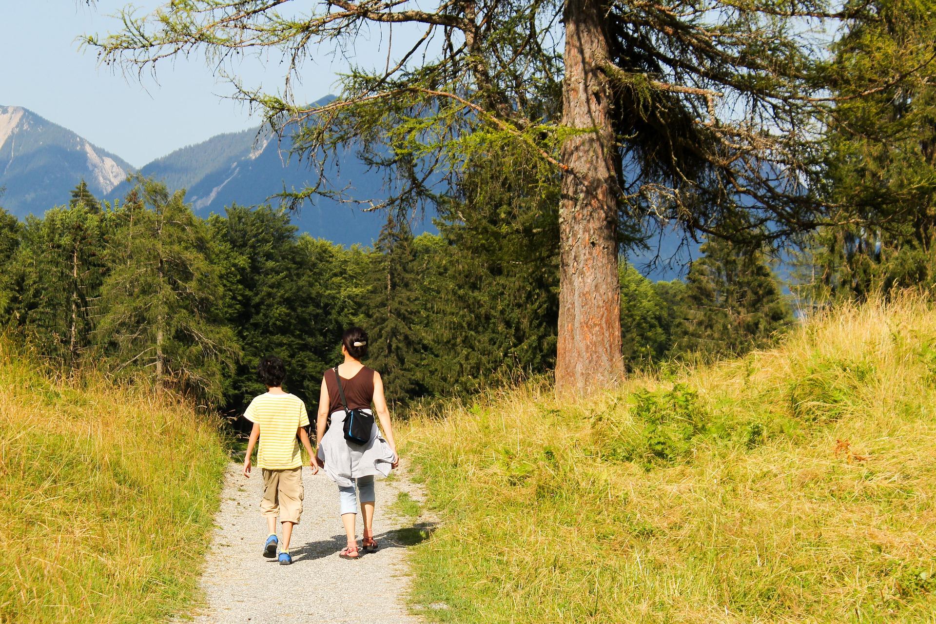 Les enfants, mettez vos baskets, on va marcher !
